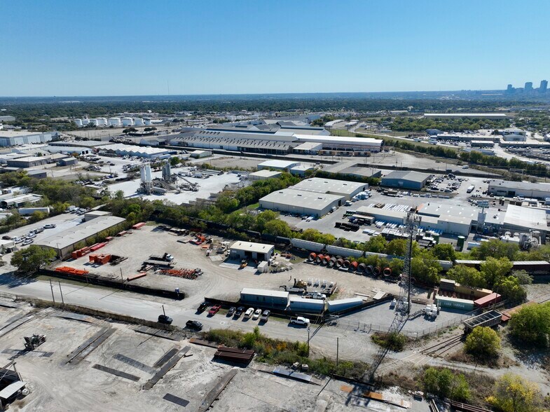 More Photos Of 2420 NE 35th St, Fort Worth Service For Lease