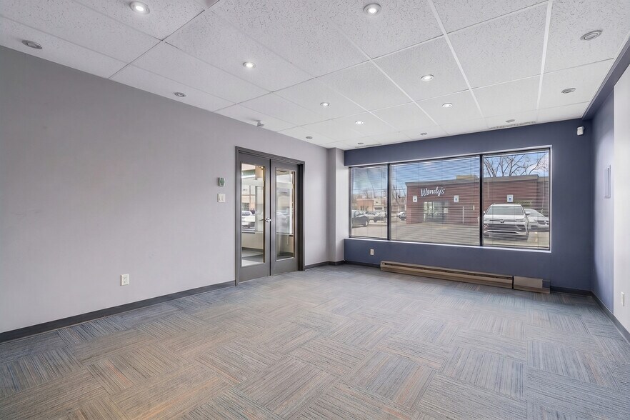More Photos Of 150 Boul Saint-Martin O, Laval Light Distribution For Lease