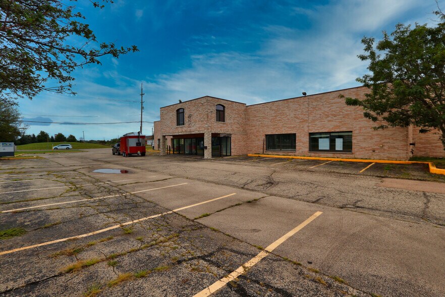 More Photos Of 111 S Lake St, Montgomery Service For Sale