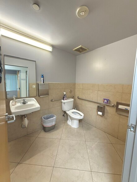 More Photos Of 1433 N Hollenbeck Ave, Covina Medical For Lease