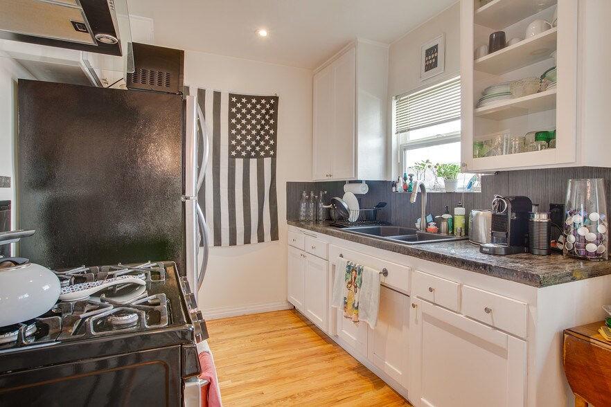 More Photos Of 565 Westminster Ave, Venice Apartments For Sale