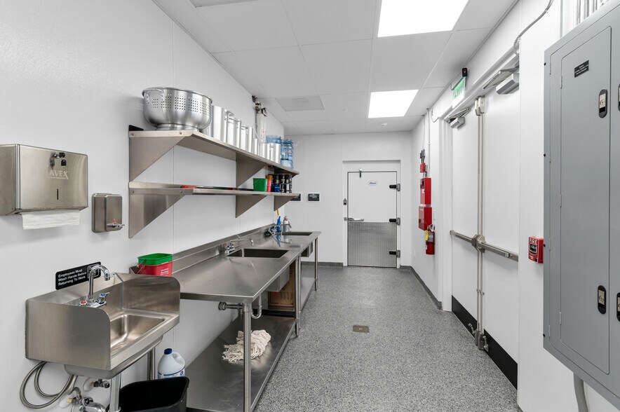 More Photos Of 6901 Hendry Creek Dr, Fort Myers Specialty For Sale