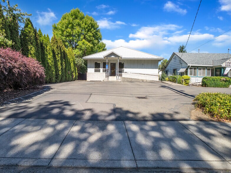 More Photos Of 711 W Main St, Sheridan Veterinarian Kennel For Sale