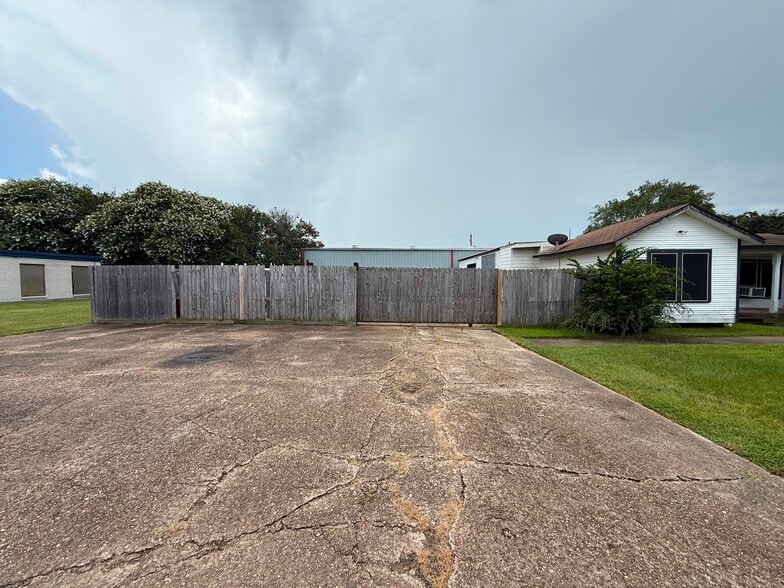 More Photos Of 114 W 2nd St, Deer Park Flex For Lease
