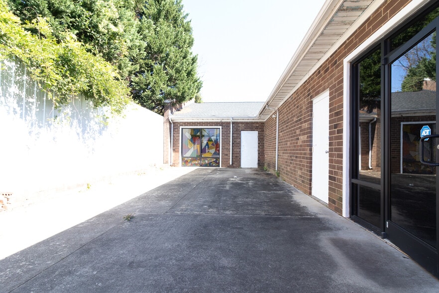 More Photos Of 2006 Maple Ave, Burlington Flex For Sale