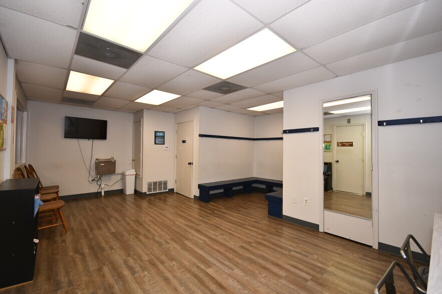 More Photos Of 901 Elm St, McKinney Flex For Sale