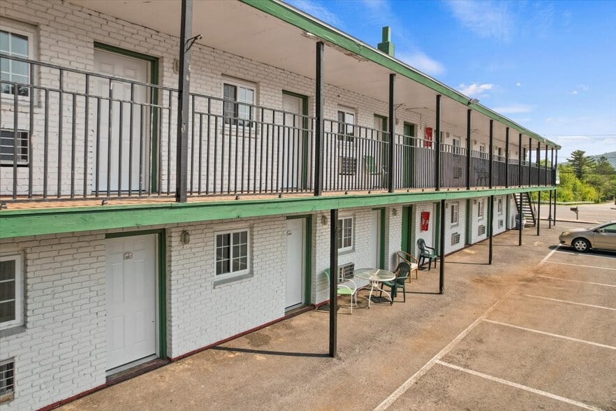 More Photos Of 5 Canada St, Lake George Hotel For Sale