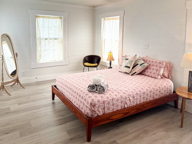 More Photos Of 400 Oak St, Bryan Office Residential For Lease