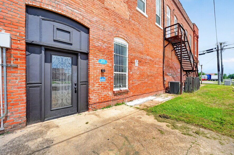 More Photos Of 201 N Bois D Arc St, Forney Storefront For Sale