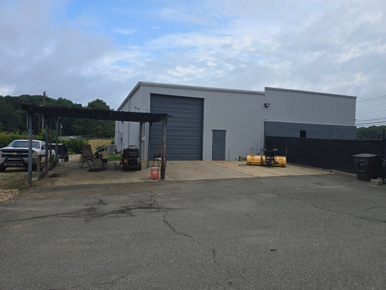 More Photos Of 6109 Brookshire Blvd, Charlotte Flex For Lease