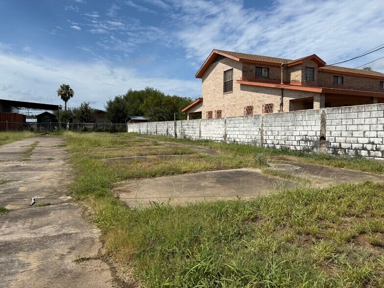 More Photos Of 1117-1119 Bustamante St, Laredo General Retail For Sale