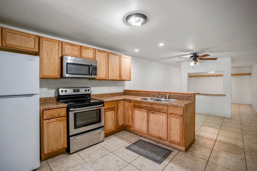 More Photos Of 80 Sorters McClellan rd, Kingwood Warehouse For Sale