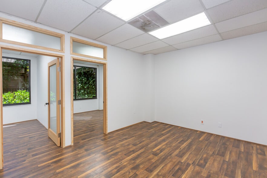 More Photos Of 23030 Lyons Ave, Santa Clarita Medical For Lease