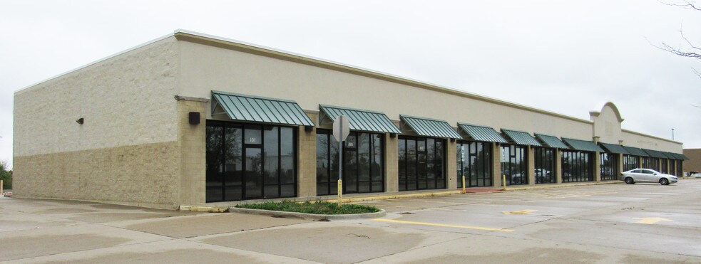 More Photos Of 2200 Westgate Dr, Bloomington Storefront For Lease