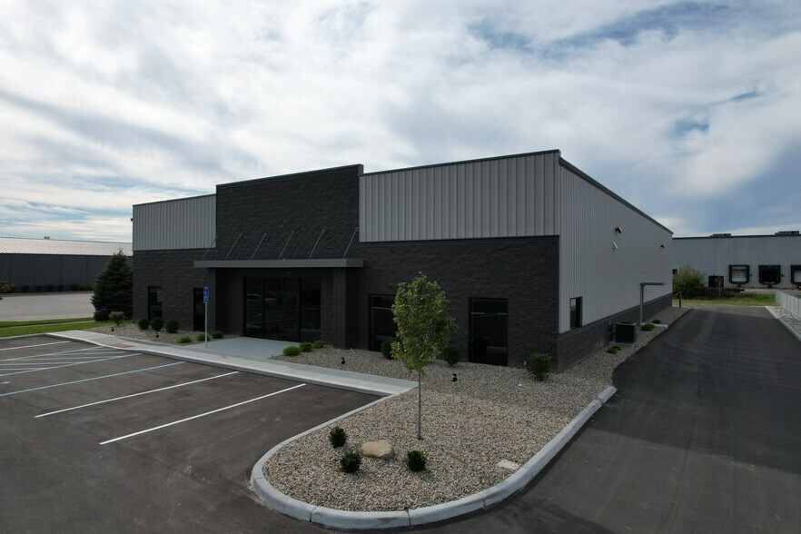 More Photos Of 16800 Southpark Dr, Westfield Light Manufacturing For Lease