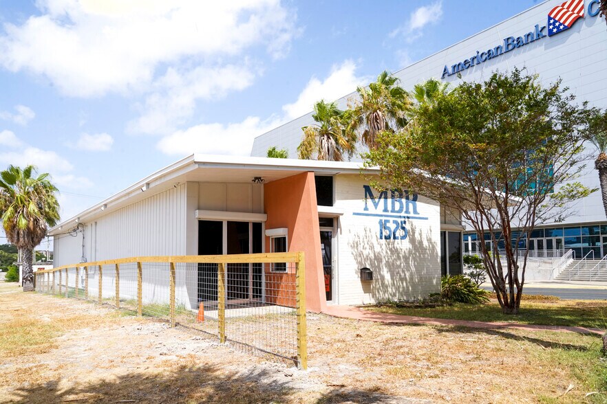More Photos Of 1525 Shoreline Blvd, Corpus Christi Storefront Retail Office For Sale