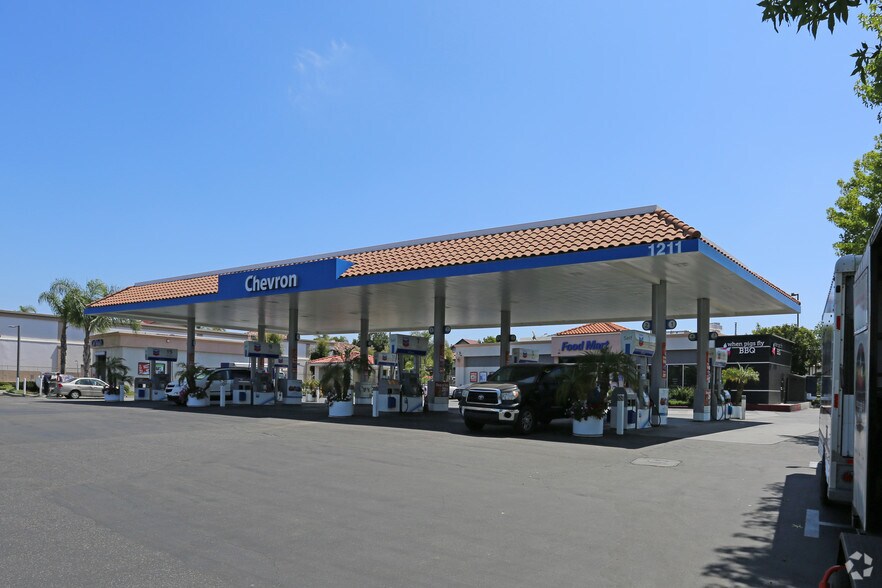 Primary Photo Of 1211 E Vista Way, Vista Service Station For Lease