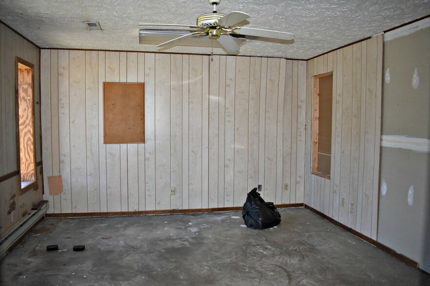 More Photos Of 11275 Edge Hill Rd, Newburg Service For Sale