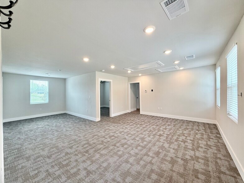 More Photos Of 300 Carmel Creekside Dr, Hutto Warehouse For Sale