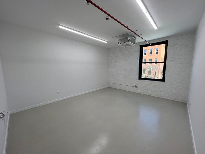More Photos Of 389 Rider Ave, Bronx Warehouse For Lease
