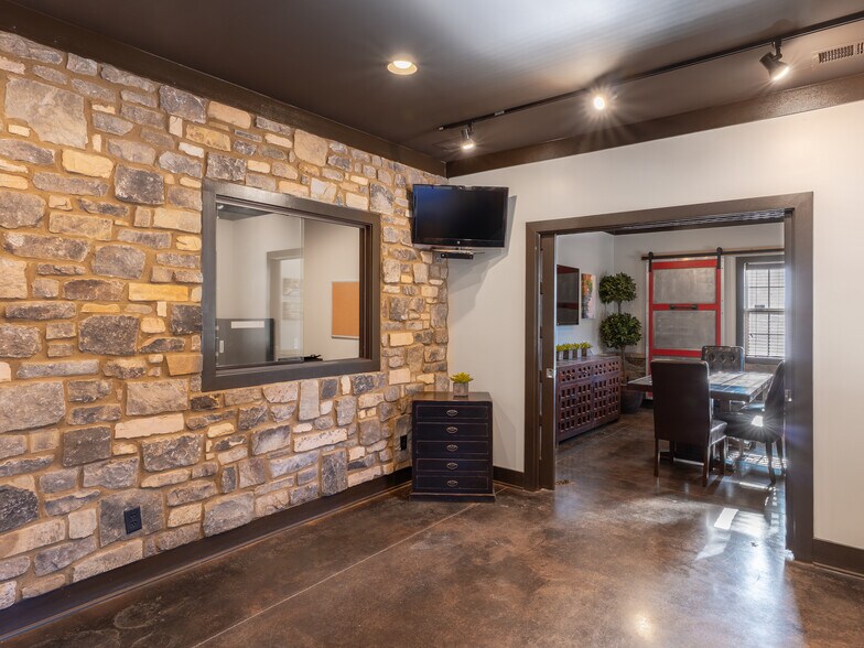 More Photos Of 1443 S Batesville Rd, Greer Showroom For Lease