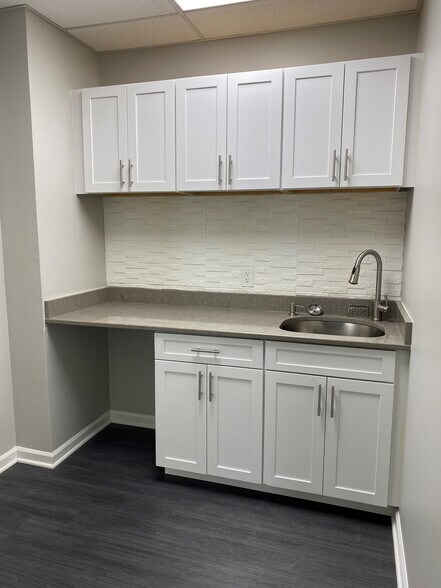 More Photos Of 690 Village Trce NE, Marietta Office For Lease