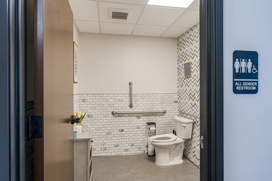 More Photos Of 320 Saint Andrews Dr, Mankato Office For Sale