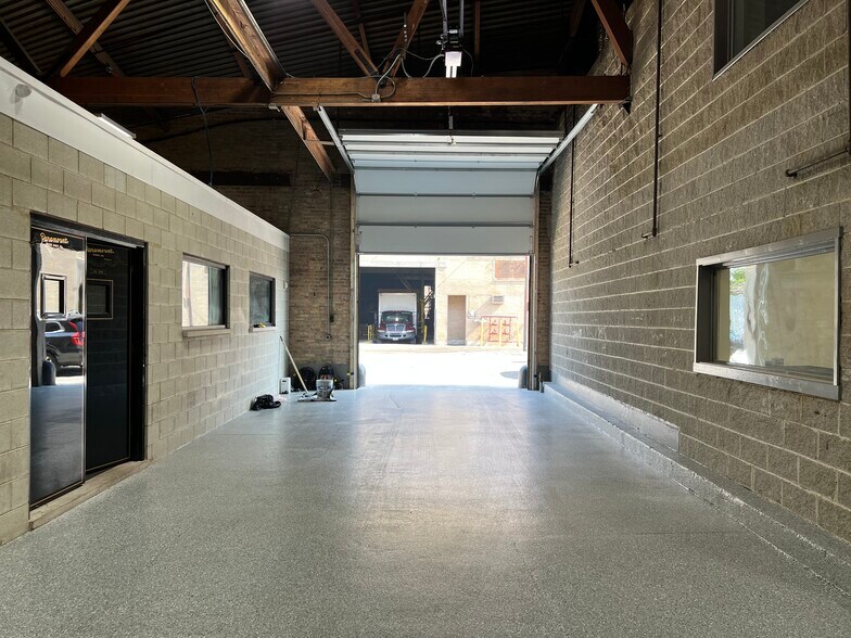 More Photos Of 2107 W Fulton St, Chicago Showroom For Lease