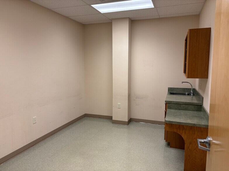 More Photos Of 11-17 Fallon Ave, Seaford Medical For Lease