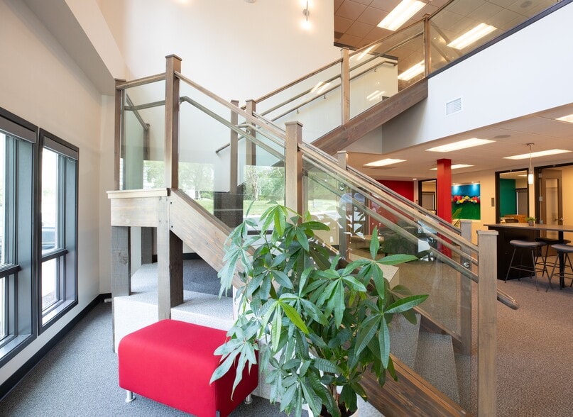 More Photos Of 10670 Barkley St, Overland Park Office For Sale