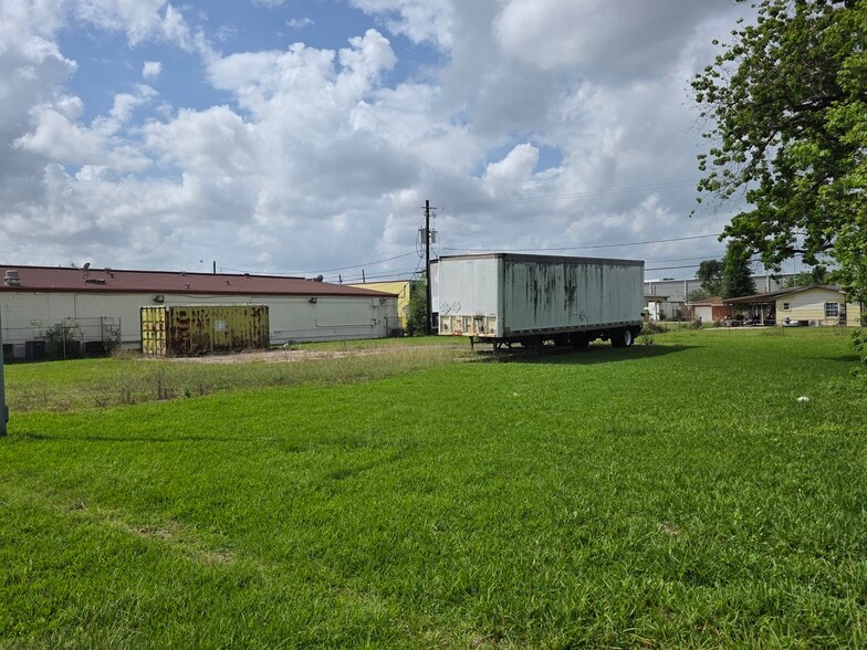 More Photos Of 1141 Uvalde Rd, Houston General Retail For Sale