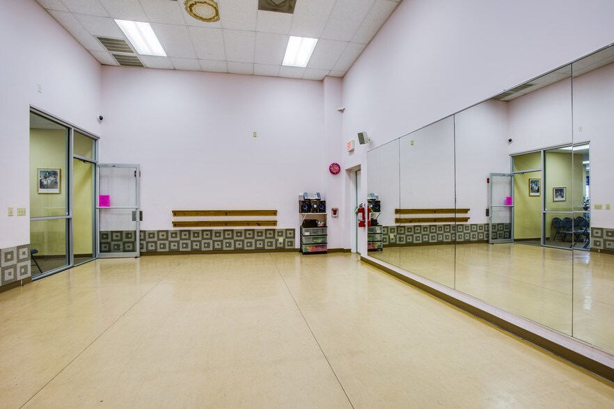 More Photos Of 1498 Central Park Blvd, Fredericksburg Freestanding For Sale