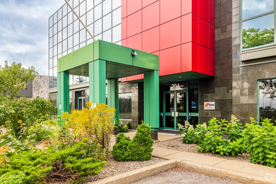 More Photos Of 204 Boul De Montarville, Boucherville Office For Lease