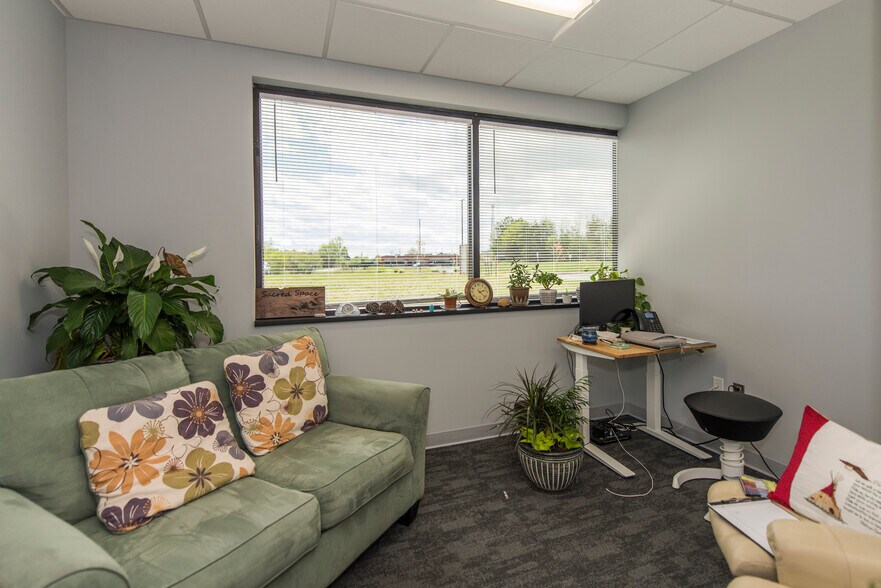 More Photos Of 450 Solomon Dr, Fredericksburg Office For Lease