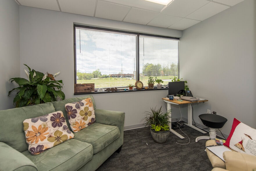 More Photos Of 450 Solomon Dr, Fredericksburg Office For Sale