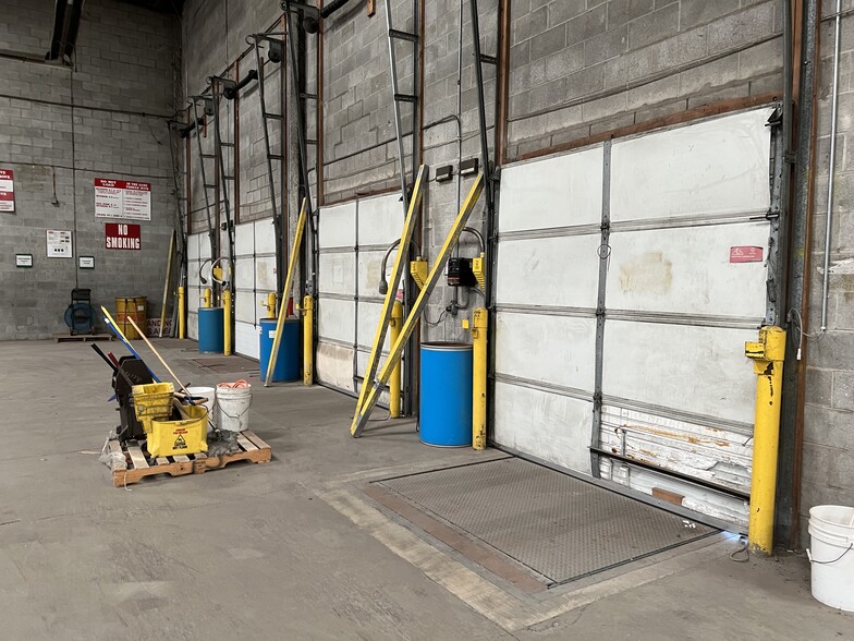 More Photos Of 12005 40,000 - 163,800 sf Available - Warren MI, Warren Distribution For Lease