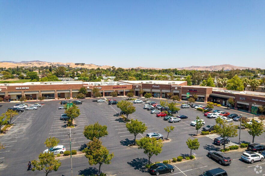 More Photos Of 1305-1350 Gateway Blvd, Fairfield Storefront For Lease