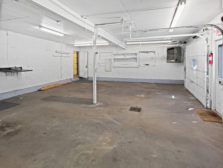 More Photos Of 129 E 5th St, Washington Showroom For Sale