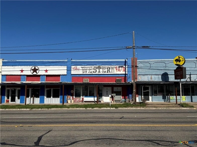 More Photos Of 204 E Gassaway, Lott Flex For Sale