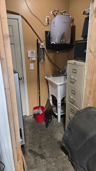 More Photos Of 397 West Ave, Lockport Auto Dealership For Lease