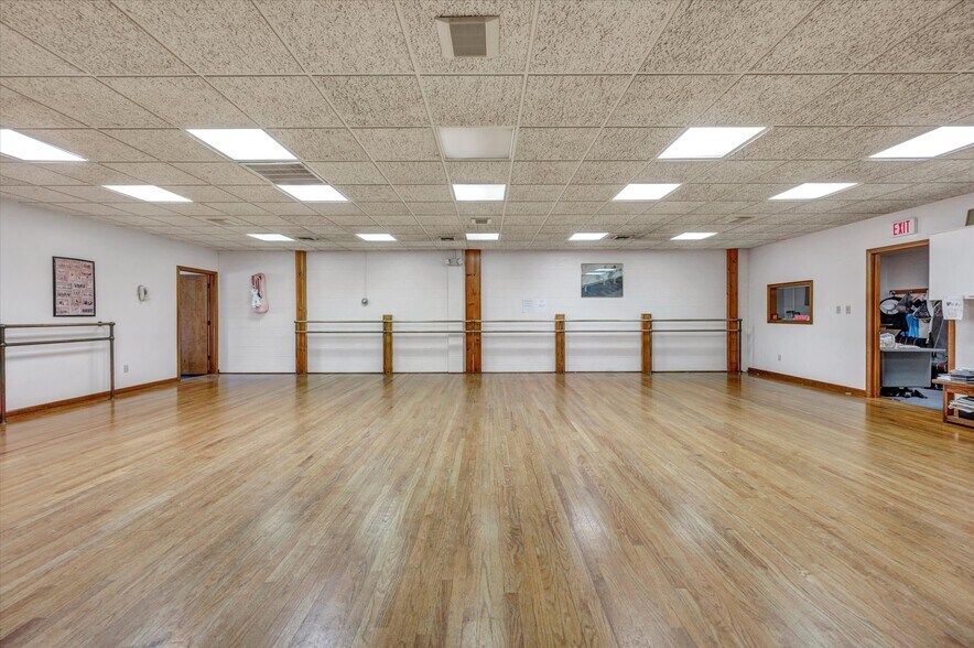 More Photos Of 170-212 N Plains Industrial Rd, Wallingford Light Manufacturing For Sale
