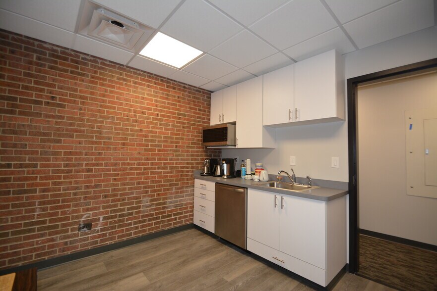 More Photos Of 6595 W 14th Ave, Lakewood Office For Lease