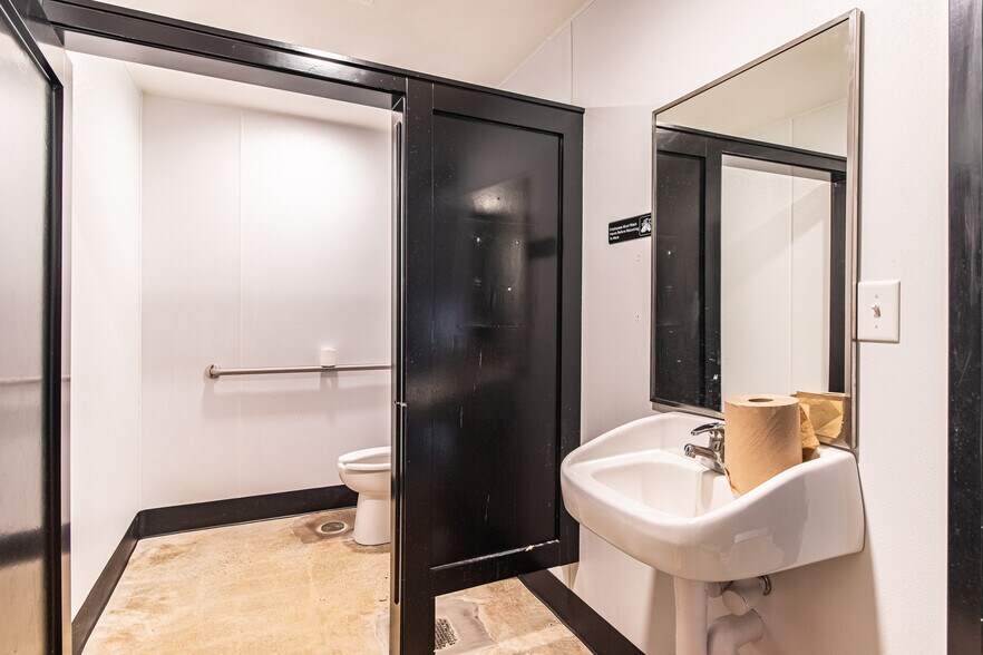 More Photos Of 2057 E Madison Ave, Bastrop Freestanding For Sale