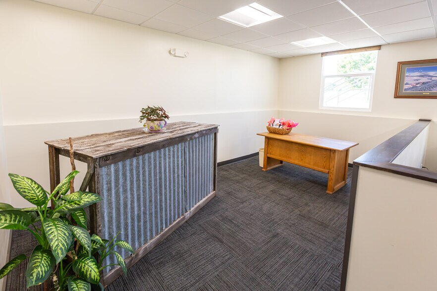 More Photos Of 200 W Railroad Ave, Plains Medical For Sale