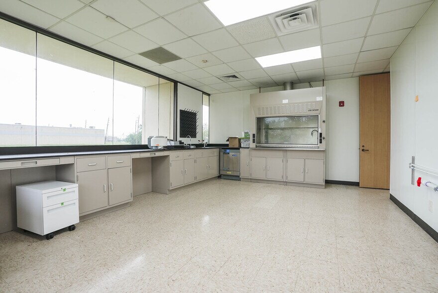 More Photos Of 10410 Corporate Dr, Sugar Land Research And Development For Lease