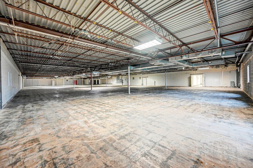 More Photos Of 20 Willow Springs Cir, York Warehouse For Sale