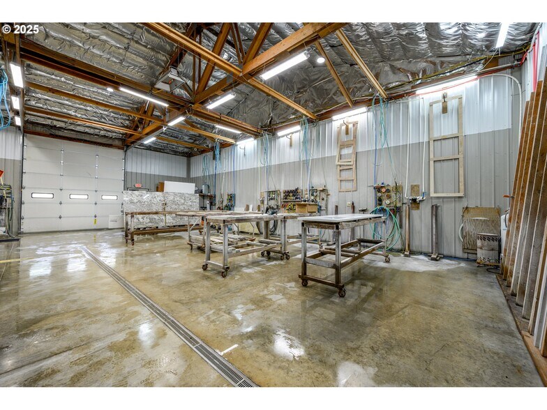 More Photos Of 161 Heritage Way, Roseburg Light Manufacturing For Sale