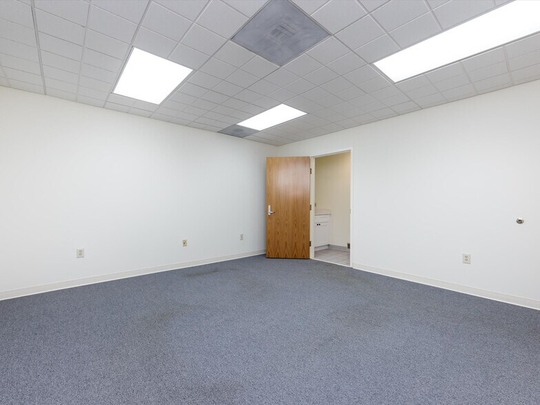 More Photos Of 1812 W Morehead St, Charlotte Office Residential For Lease