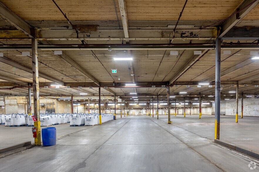 More Photos Of 677 Rue Douville, Granby Warehouse For Lease