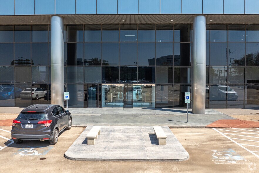 More Photos Of 1349 Empire Central Dr, Dallas Office For Lease